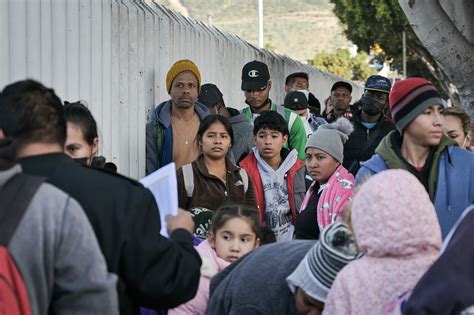 San Ysidro border crossing mobbed with migrants as Title 42 ends