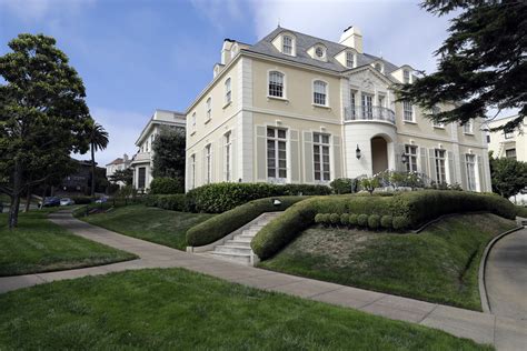 San francisco mansions. A slice of celebrity history and architectural splendor is on the market in San Francisco's posh Pacific Heights neighborhood. The former mansion of Nicolas Cage, which also once belonged to ... 