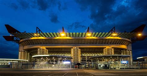 Fotbalový stadion San Siro. San Siro je slavný fotbalový stadion v Miláně. Se svou kapacitou 80 000 diváků je osmým největším stadionem v Evropě. Je pojmenován po okrese, ve kterém se nachází. Je jedinečný svou konstrukcí, jejíž dominantou jsou čtyři sloupy v každém rohu, na kterých je ukotvena střecha. Stadion ....