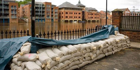 Sandbags for flooding. How sandbags work. A sandbag is a powerful diversion that helps to minimize flood water damage. They can block doorways, sit atop of a manhole cover or drain, and can even be placed on garden ... 