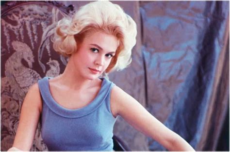 Aug 22, 2023 · Sandra Dee, the blonde all-American girl-next-door who made her mark in movies such as Gidget and Tammy Tell Me True and became a teen idol of the 1960s, has died at the age of 62. She died on February 20, 2005, at the Los Robles Hospital and Medical Center in Thousand Oaks, California, from complications of kidney disease. .