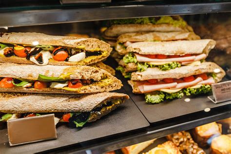 Sandwicherie. Notre sandwicherie à Liège vous propose une délicieuse sélection de salades et de sandwichs à emporter. Salle de restaurant Pour une pause déjeuner rapide ou un dîner décontracté entre amis, venez savourer salades ou sandwichs dans notre sandwicherie à Liège. 