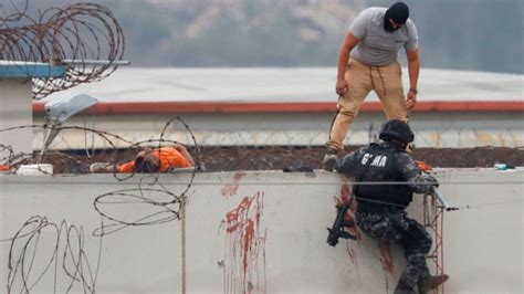 Sangriento motín deja al menos 12 muertos en la cárcel más peligrosa en Ecuador