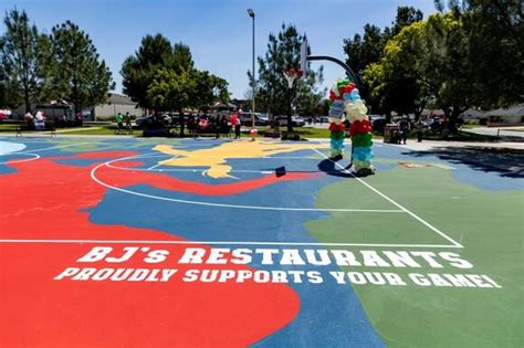 Santa Ana basketball court refurbished thanks to BJ's Restaurant, local nonprofit