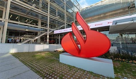 Santander accelerates transformation with 60% of its IT