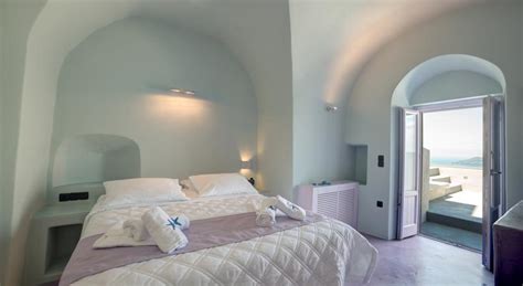 Santorini Royal Suites . 