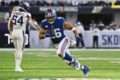 The New York Giants recently shared a video of Barkley box squatting an insane 265kg/585lb for a set of four on their Twitter page. Check it out below: 𝗕 𝗘 𝗔 𝗦 𝗧 😤 (via …. 