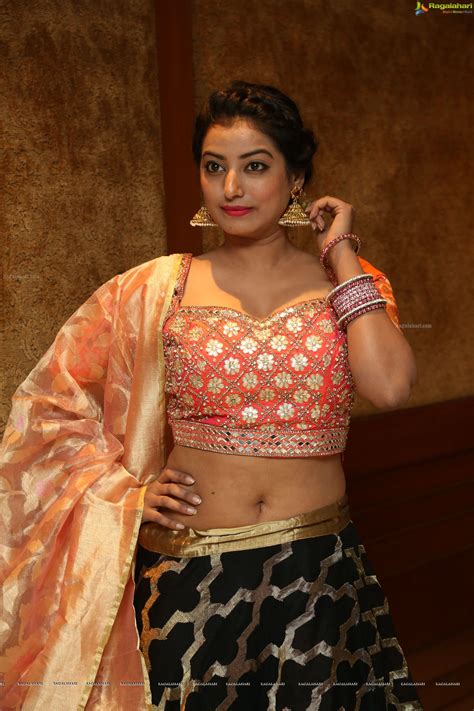 Sari Navel, A matching belt added a modern touch to the look.