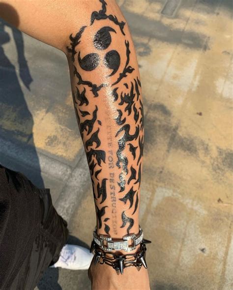 Or you can decide to have Sasuke’s Curse seal inked covering your hand and arms. This design is a bit unique and gives the impression of a cheetah’s hide. For some, this ….