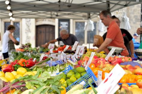 Saturday farmers market near me. Farmers markets pop up in many Los Angeles neighborhoods on every day of the week. ... Baldwin Hills Crenshaw Farmer's Market. When: Saturdays from 10 a.m. to 3 p.m. Where: 3650 W. Martin Luther ... 