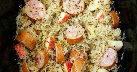 Sauerkraut carbs. In a small skillet, heat oil over medium-high heat. Add white onions and sauté about 3 minutes. Add bratwurst and sauerkraut. Continue to cook until bratwurst is browned on all sides and heated through. Serve immediately. 
