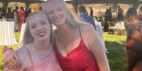 Published on October 27, 2022. 2 min read. Sister Wives star Janelle Brown and her youngest daughter, Savannah Brown, look like twins in a recent photo. The mother-daughter dup snapped an adorable .... 
