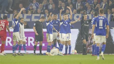 Schalke-Kabine gleicht einem Krankenzimmer: So steht …