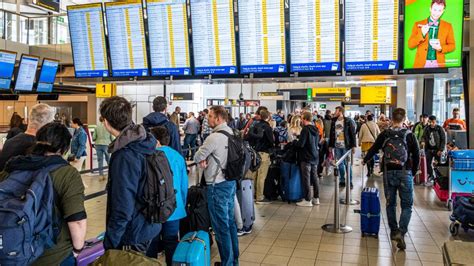 Schiphol: excuses voor chaos, grens aan aantal vluchten in drukke …