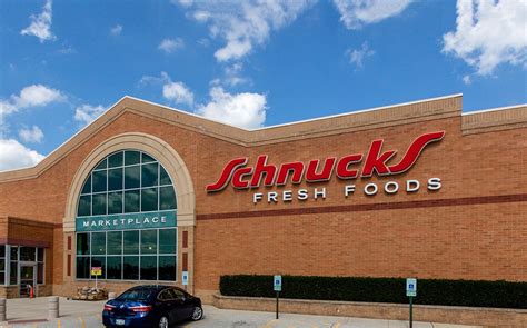 This Chesterfield Schnucks boasts a variety of products, from traditional brands to organic and natural foods. Prepared foods are available, as well as demonstration and sampling stations to introduce you to new or different foods. Inside there is also a pharmacy, florist, bakery (with fresh donuts daily!), and a U.S. Bank Branch.. 