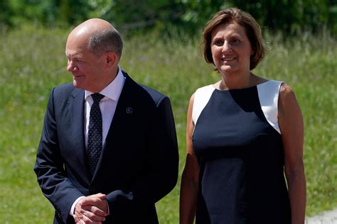 Scholz’s wife steps down as minister in German state