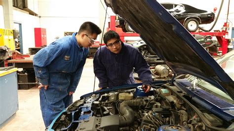 Schools for automotive mechanics. Community College of Baltimore County. The Catonsville campus offers several programs for students interested in becoming mechanics. The global automotive technology … 
