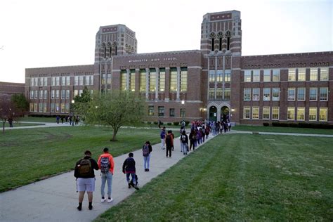 21 សីហា 2023 ... Hundreds of Kansas City students have been released from school early Monday.. 