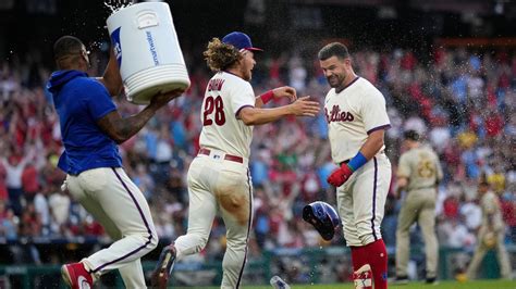 Schwarber hits 25th homer and winning sacrifice fly in 12th as Phillies beat Padres 7-6