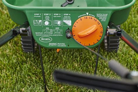 Scotts®Turf Builder®EdgeGuard® MINI Broadcast Spreader QUICK START GUIDE Quick Start Instructions: 1. Fill hopper with Scotts® lawn product of your choice 2. Turn orange rate dial to correct setting listed in the Spreader Setting section on the back of each package of 1Scotts product under. "Scotts® Broadcast/Rotary Spreaders" 3.. 