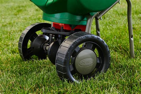 The added fertilizer feeds for a fast green-up after winter and helps build strong, deep grass roots. Apply Scotts® Turf Builder® Halts® Crabgrass Preventer with Lawn Food in early spring (prior to 3rd or 4th mowing) when your lawn is dry and before temperatures are regularly in the 80s. We recommend using a Scotts® spreader to apply this ...