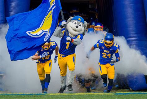 Sdsu football brookings. The football version of the Showdown Series returns to Brookings for the first time since 2018 on Saturday, with the third-ranked Jackrabbits of South Dakota State set to host the South Dakota ... 