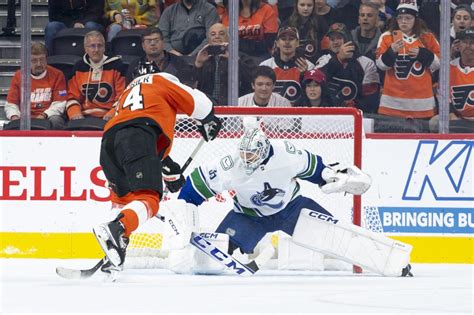 Sean Couturier scores on penalty shot in Flyers’ 2-0 victory over Canucks