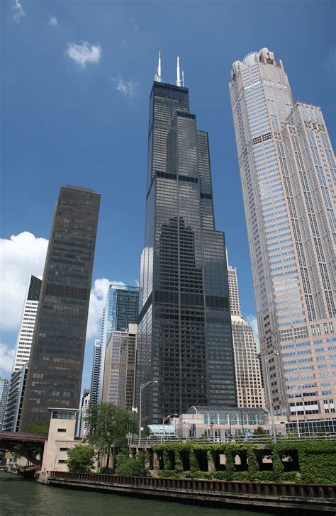  Willis Tower (fram till 2009 kallad Sears Tower och ofta ännu benämnd så) är en skyskrapa som ligger i Chicago, Illinois, USA. Byggnaden stod färdig 1973 och slog World Trade Centers norra torn som USA:s och världens högsta byggnad. Willis Tower är 442 meter högt upp till taket, 527 meter inkluderat antennen som monterades upp 1982, 69 ... . 
