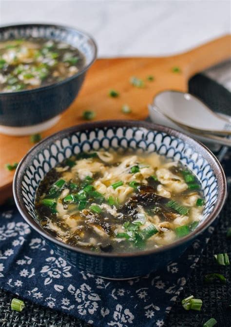 Seaweed Egg Drop Soup (紫菜蛋花汤) - The Woks of Life