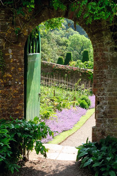 Secret gardens. An ideal day trip from London, the Cotswolds is a charming escape from crowded city life. When it comes to things to do in the Cotswolds, delve beyond wisteria-covered houses and cobbled country lanes to stumble upon hidden gardens: sculpture-filled grounds, colourful rose bushes and tree-lined walkways.These are the most beautiful secret gardens in the … 
