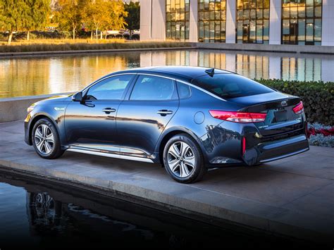 Sedan hybrid. Feb 5, 2024 · A hybrid automobile is one that uses both an internal-combustion engine and an electric motor for propulsion, but the only fuel you'll put in is gasoline. (Diesel hybrids do exist, but they're ... 