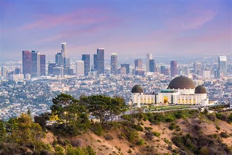  Hier finden Sie eine Liste der Top 10 Sehenswürdigkeiten von Los Angeles! Stadt der Engel, Stadt der Stars und Sternchen, Stadt der Träume – Das glamouröse Los Angeles hat viele Namen und viele Facetten. Die meisten kennen Los Angeles bereits aus Film und Fernsehen, wo ein Bild gezeichnet wird, das nur am Rande der Realität entspricht. 