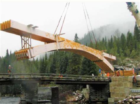Sel felaketinde ağır hasar alan köprünün yerine ahşap köprüs
