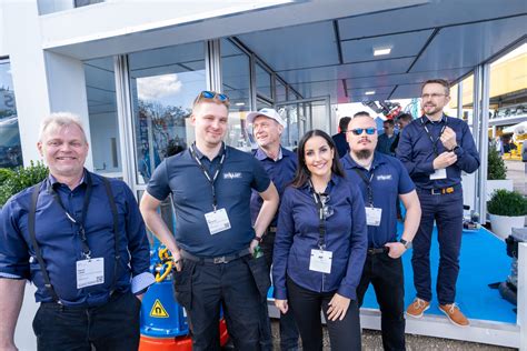 Select for update.  Unfortunately, the FOR UPDATE construct undermines the normal dynaset ...