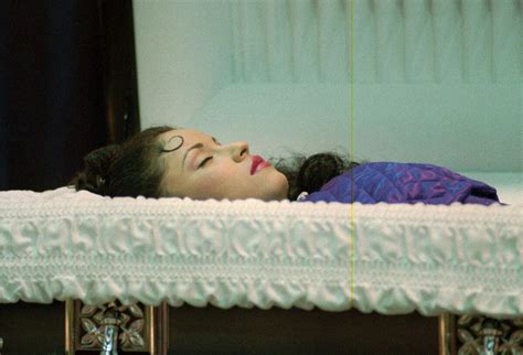 This is the open casket viewing photo of Selena! - Este es el ataúd abierto, viendo la foto de Selena!. 