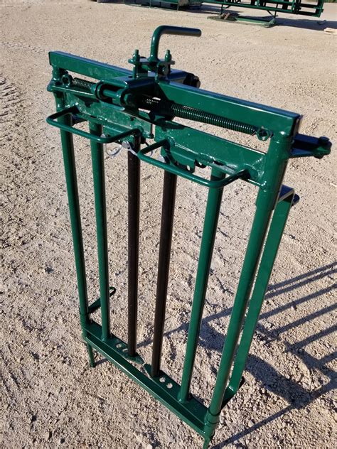 Self Catch Headgate and Chute - Lakeland Farm And Ranch US