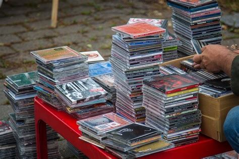 Sell cds. In today’s digital world, it can be hard to find a laptop that still has a CD/DVD drive. But if you need a laptop with this feature, there are still plenty of options available. Be... 