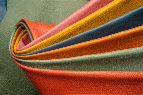 The term aniline refers to the dyes used in the leather manufacturing process. It is a special dyeing treatment used on fine hides. The hide does not undergo any further treatment, no thin protective layers or surface coating. This is why it is the most natural leather. 🌳. In this case, natural means several things.. 