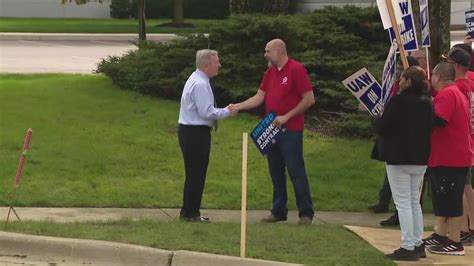 Sen. Durbin meets with striking UAW workers in Bolingbrook