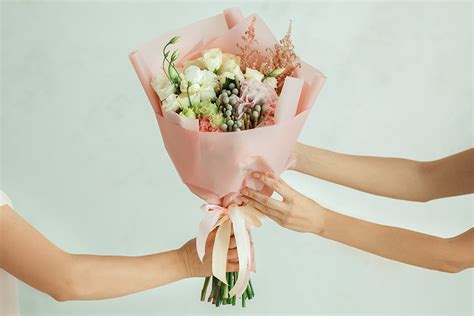 Sending flowers to someone. The difference between sending flowers or a regular gift by mail is the message. The quality of the greeting card should be an important factor in your ... 