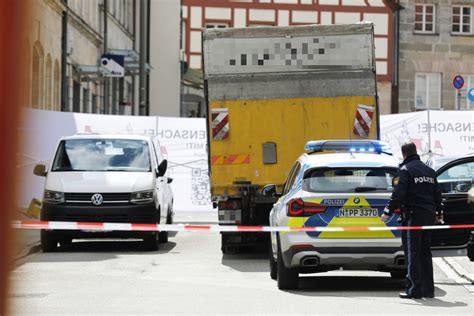 Seniorin (93) wird in Nürnberg von Auto erfasst und wird