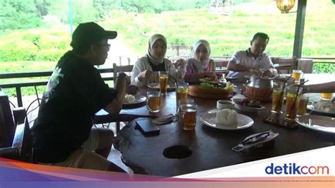 Sensasi Santap Nasi Liwet Ditemani Hamparan Kebun Teh Ciater