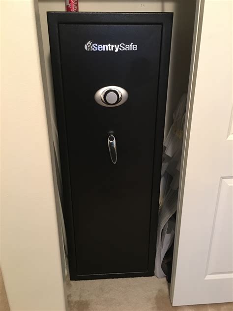 How to Open a Sentry Gun Safe with the Combination. To open a Sentry gun safe with the combination, simply turn the dial to the right to the first number, then left to the second number, and finally to the right to the third number. Once the correct combination is entered, turn the handle to unlock the safe.. 