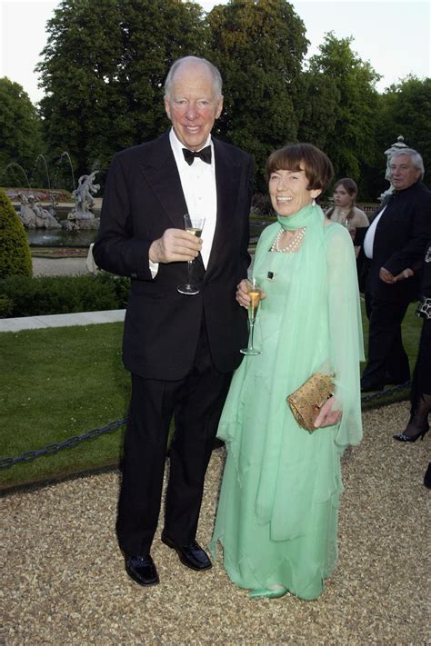 Serena rothschild. Lady Lynn, now 69, married Sir Evelyn in 2000, and when the heir to the famed Rothschild fortune died in November at 91, he left his storied moola to her, rather than his three kids, Jessica ... 