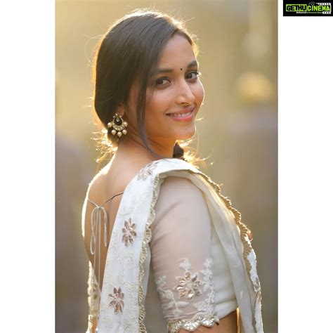Serial actress srinidhi biography