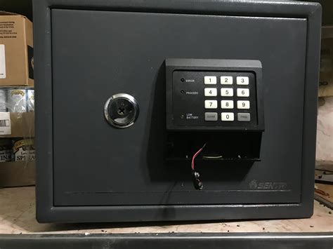 A + Safe & Lock 501-450-0441Dialing instructions for unlocking a 3 wheel Sentry Safe combination lock. If your combination consists of 3 numbers, you have a.... 