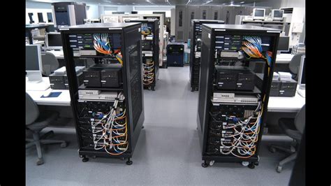 Requirements for Properly Setting Up a Server Room There are many specific requirements that must be included when creating a modular computer server room. Since the computer server room is specifically designed for housing technological equipment, the stakes are higher than putting together other "basic" rooms or structures.. 