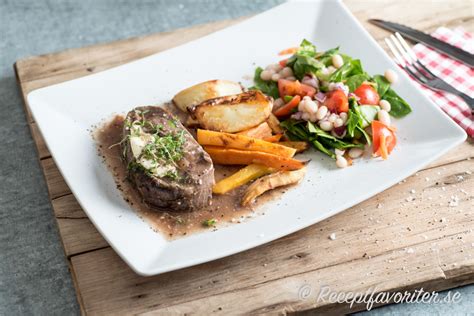 Servera  tillsammans kokt  rotfrukt  samt sallad.