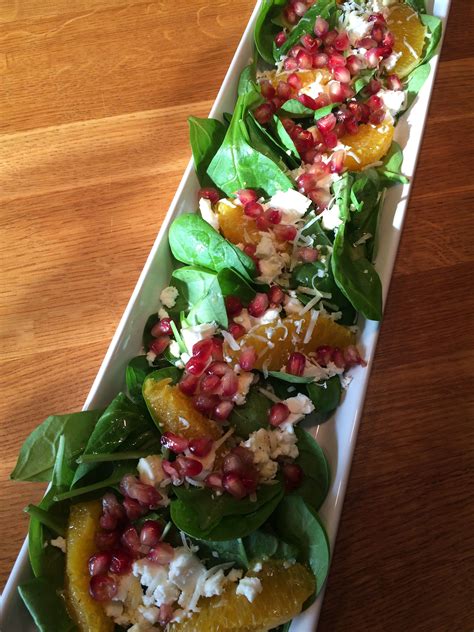 Serveras  tillsammans ris  samt  ett  smaragdgrön sallad.