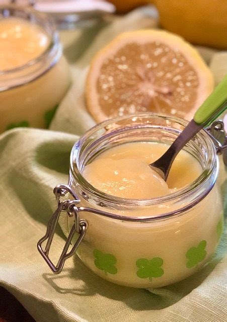 Serveras varma  tillsammans med  fett  samt lemon curd.